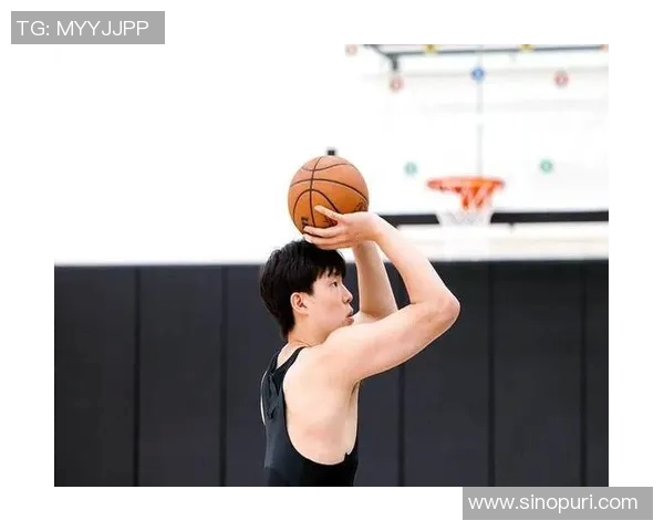 小吧探班杨瀚森训练现场轻松氛围中专注打磨罚球技巧