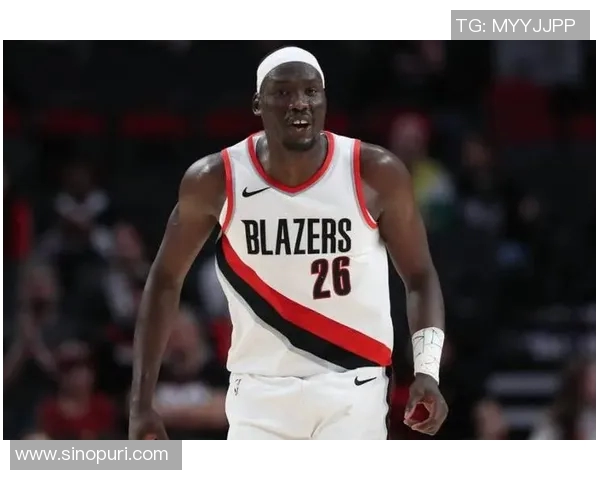 在说啥？对阵绿军时杨瀚森在场边与杜普·里斯勾肩搭背热聊